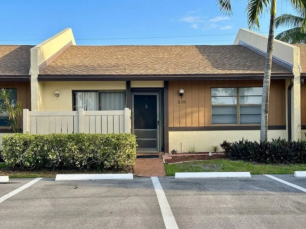 2 bed, 2.0 bath, 986 sqft, $2,400 — Photo 2