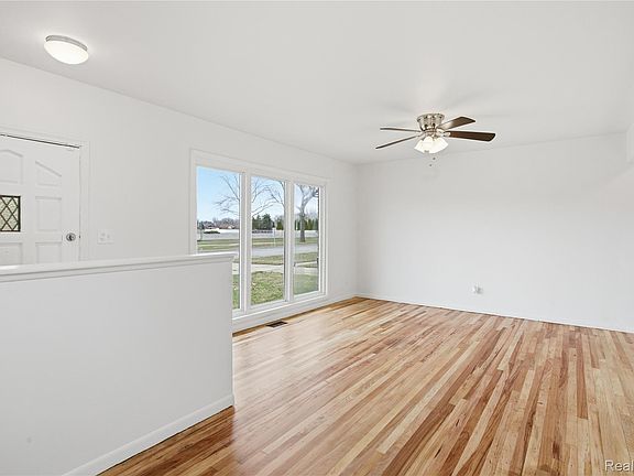 3rd image of 15225 Common Rd