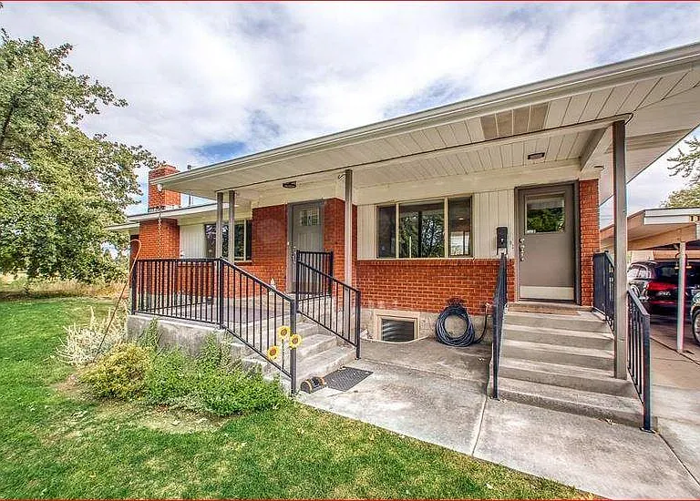1104 S Manor Dr — Photo 1