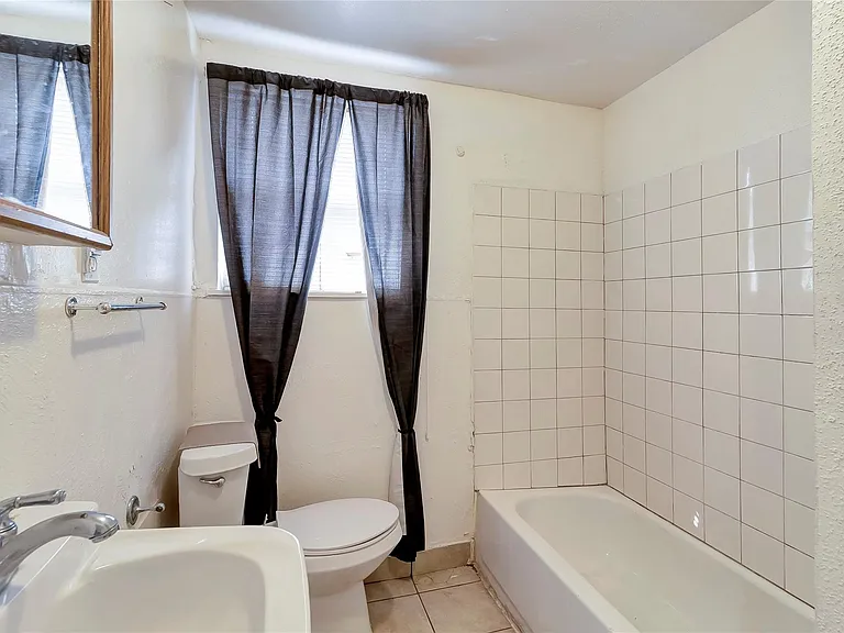 4233 Dupont St #A — Photo 9