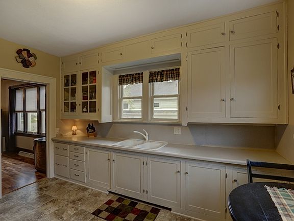 4th image of 204 N Cedar Ave