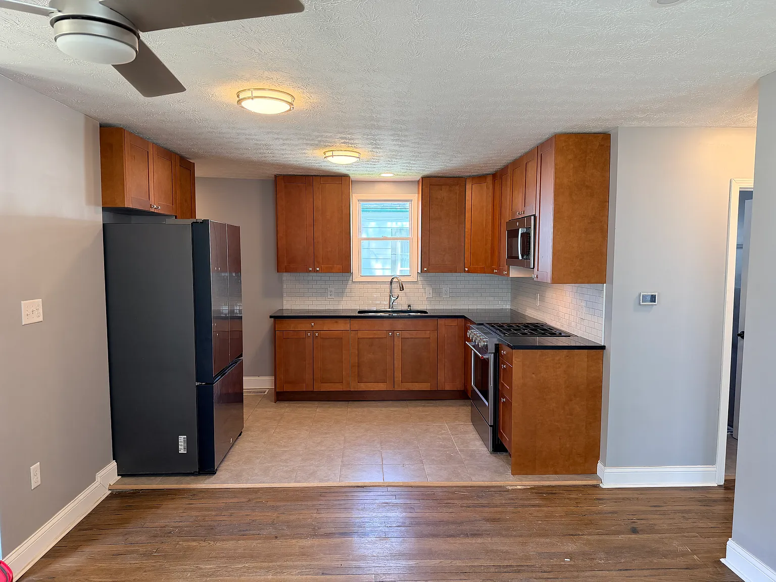 3 bed, 1728 sqft, $2,000 — Photo 2