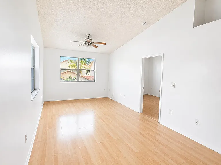 402 NW 108th Ter — Photo 6
