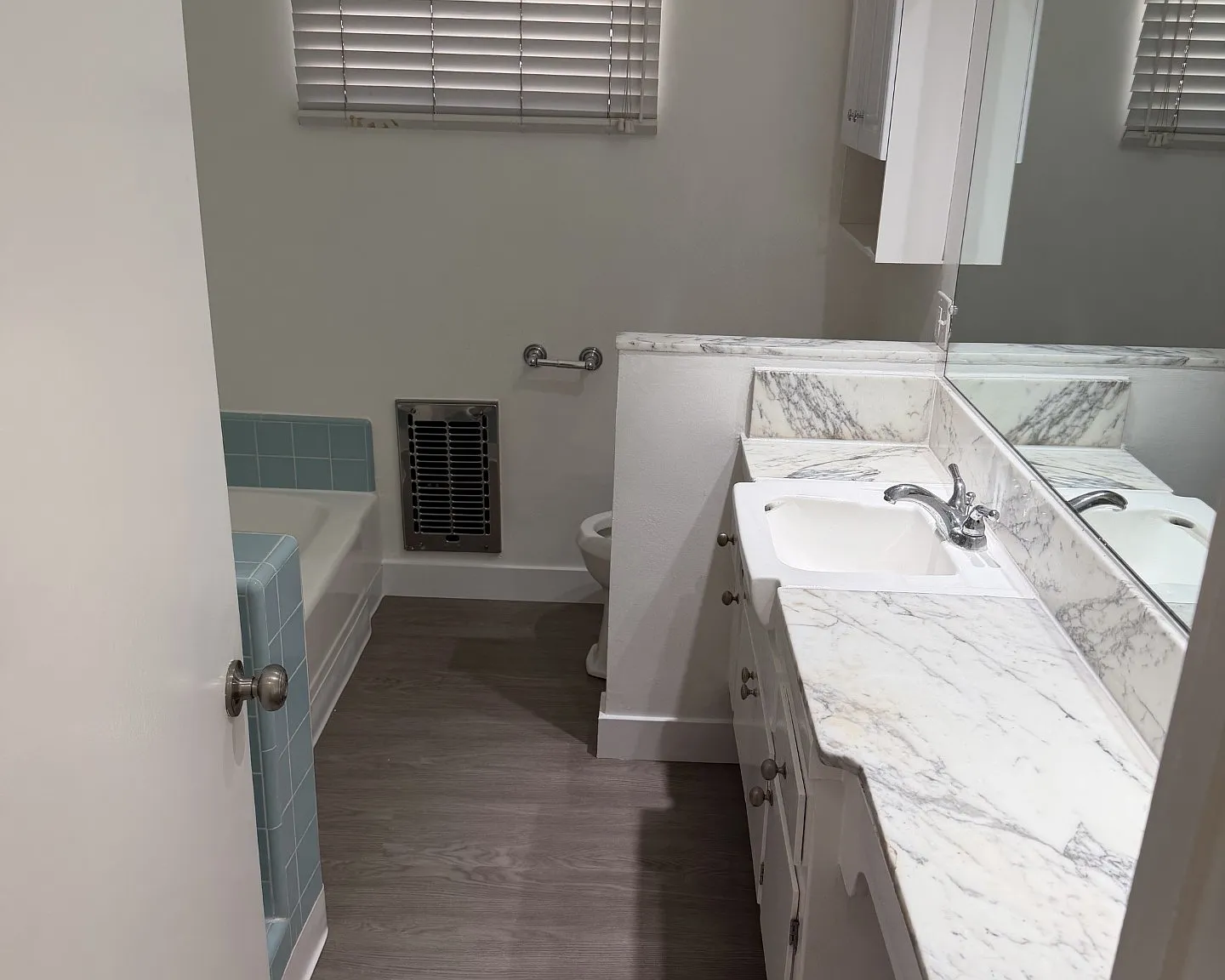 221 S Doheny Drive — Photo 3