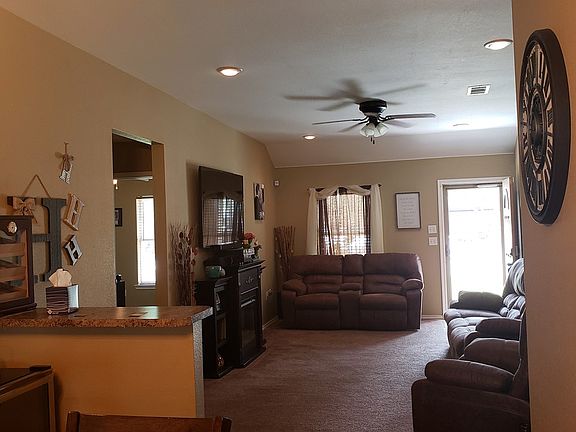 3rd image of 309 E Pecan Ave