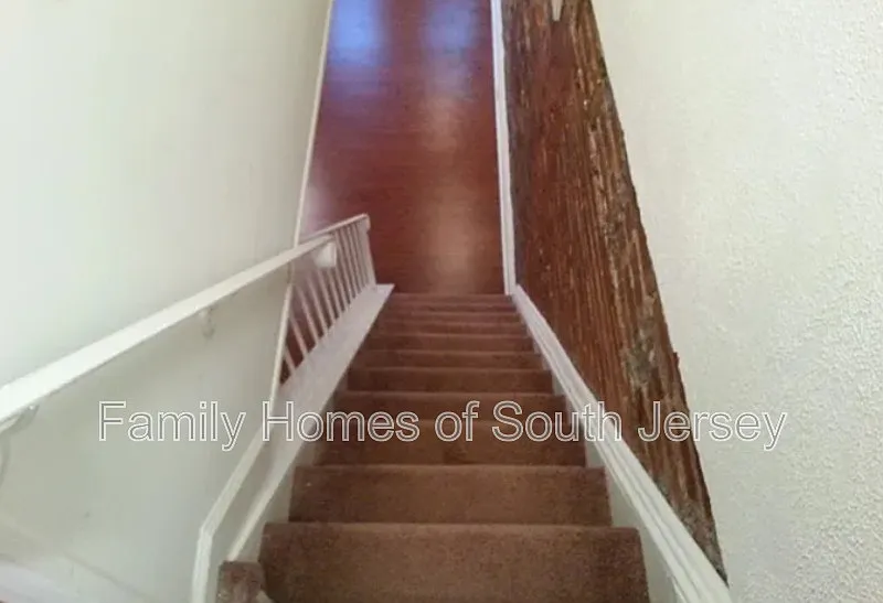 3 bed, 1.0 bath, 871 sqft, $1,600 — Photo 2