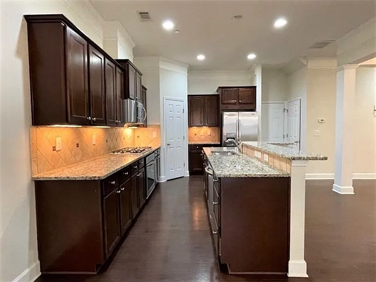 5527 Parkerton Ln — Photo 8