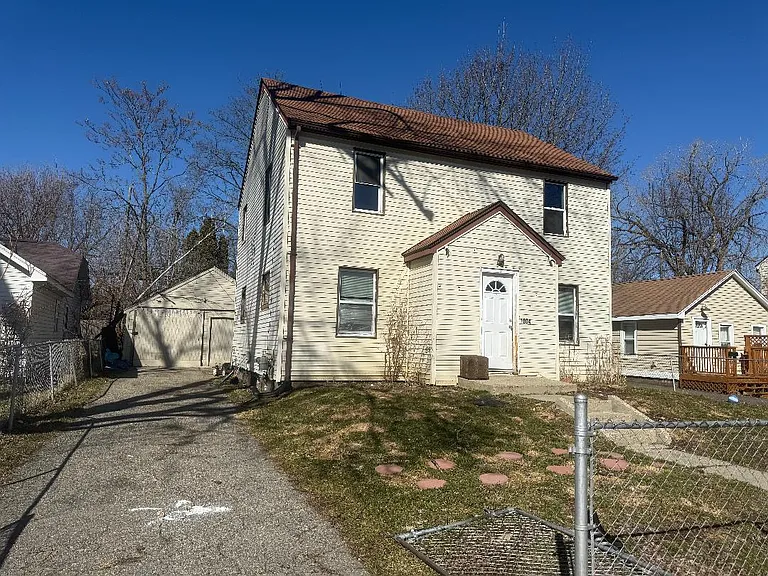 1004 Lakeview St — Photo 3