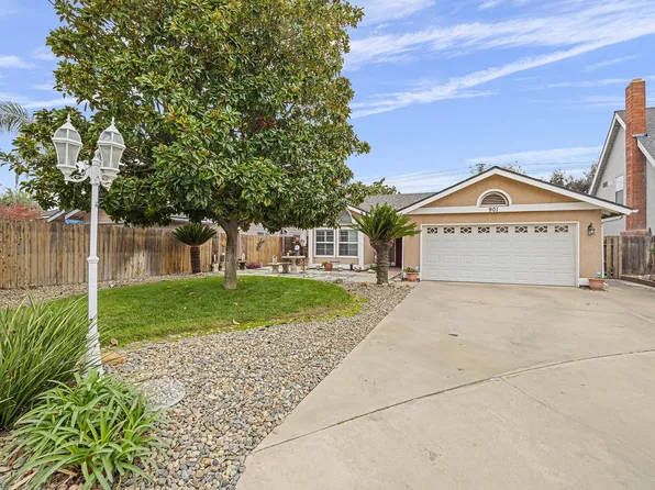 901 N Oakwood Court, Visalia, CA 93291