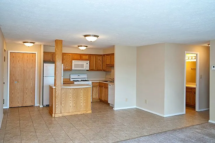 Regency Apartments — Photo 33