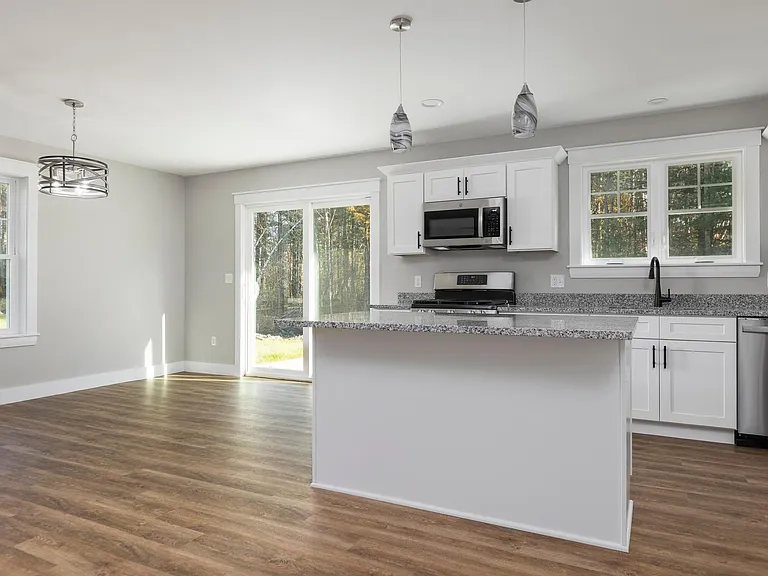 39 Neptune Dr — Photo 4