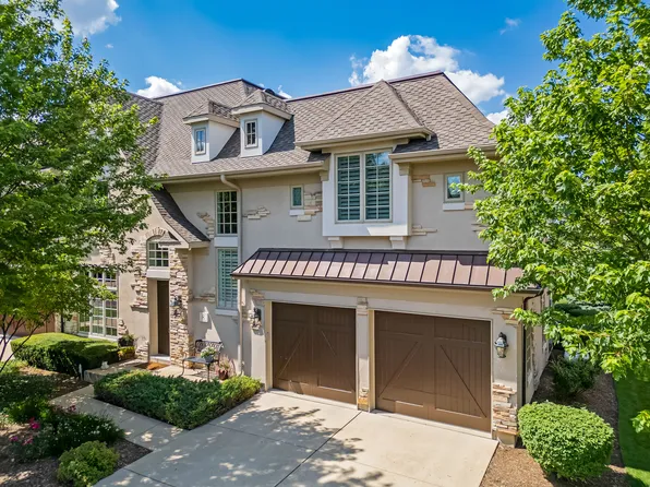 8 Willow Crest Dr, Oak Brook, IL 60523