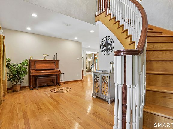 3rd image of 8 White Oak Lane