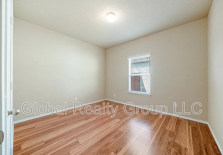 516 Stonebrook Dr — Photo 9