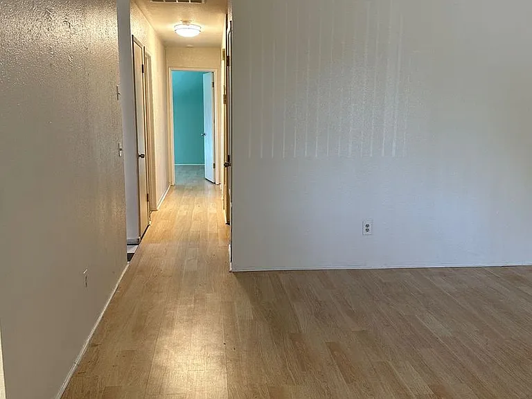 918 Cortina Dr — Photo 3
