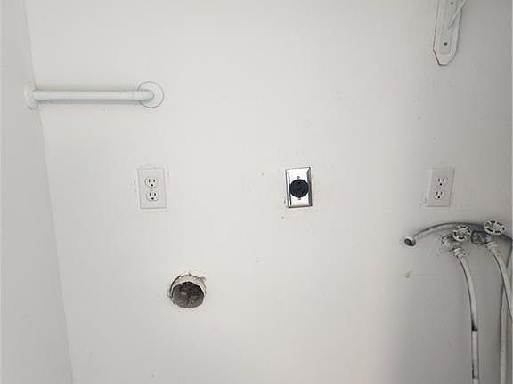 4th image of 2120-22 Neyrey Dr