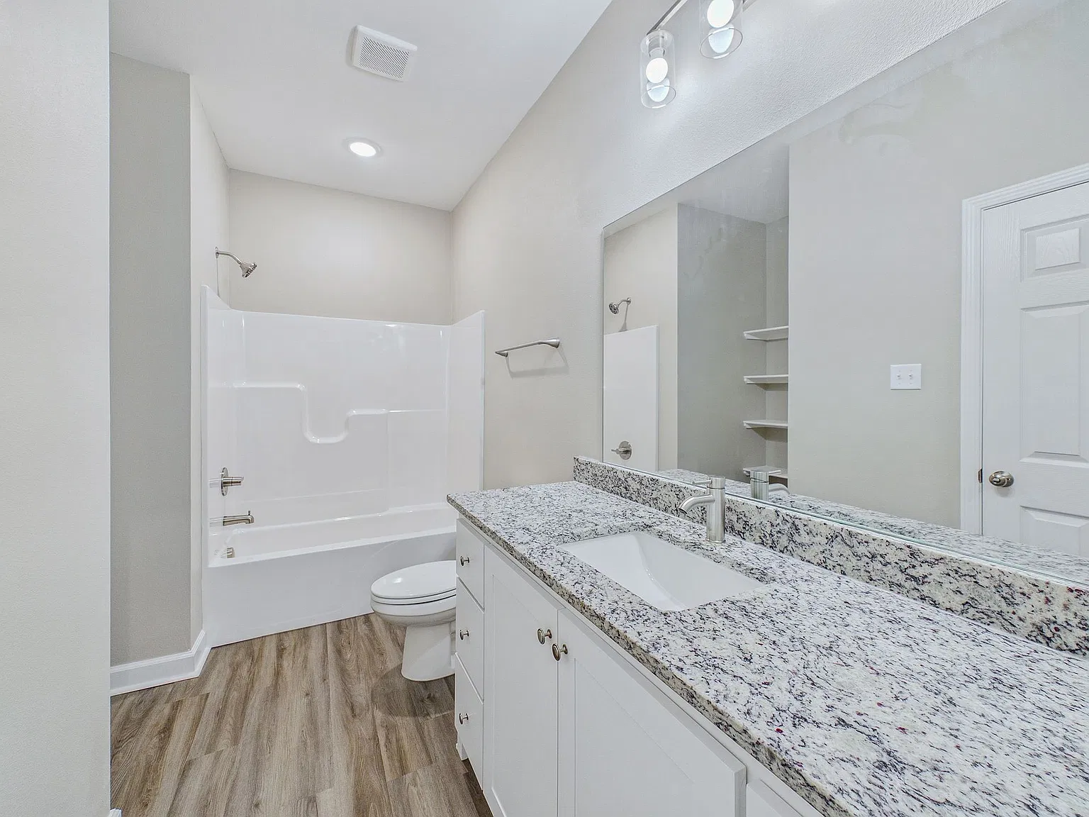 302 Redbud Ct — Photo 3