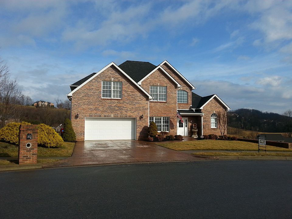 1st image of 107 Surrey Ln