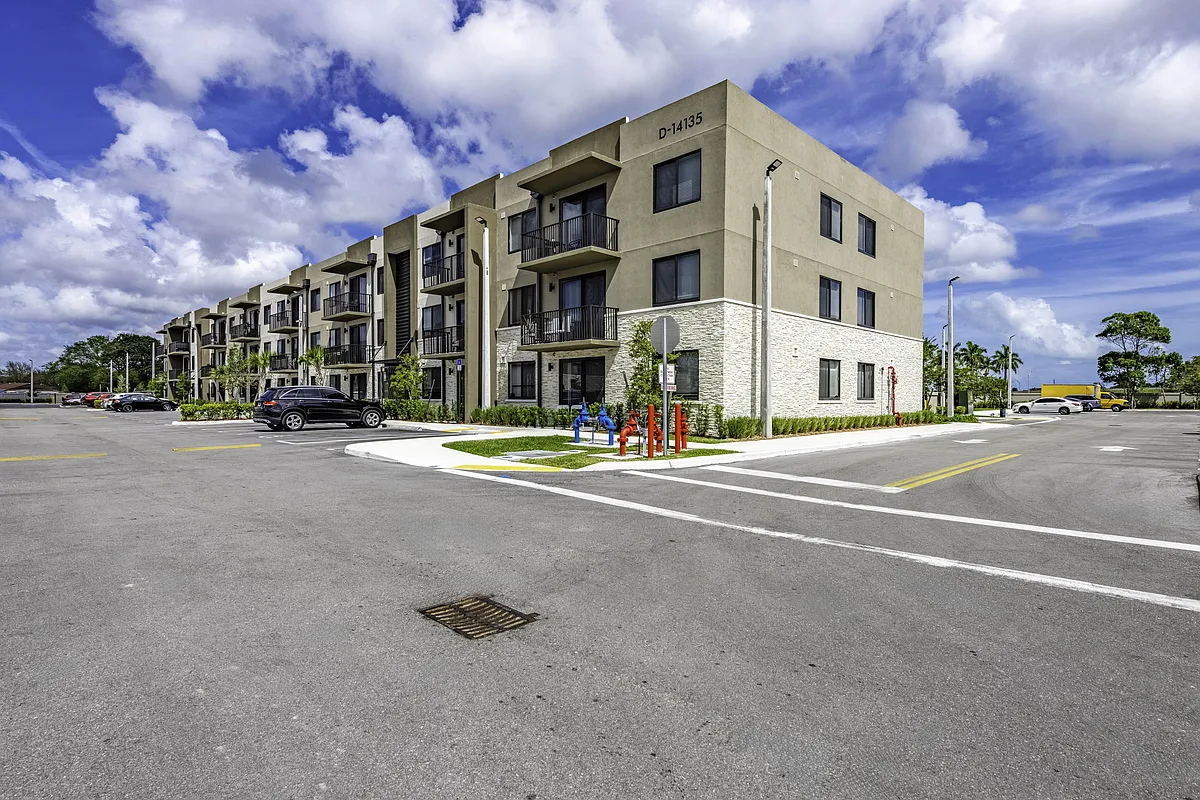 Building Photo - Resia Biscayne Drive