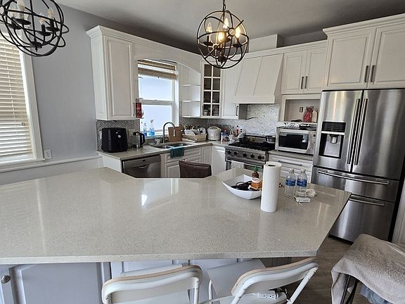 2nd image of 1613 Arbutus Dr