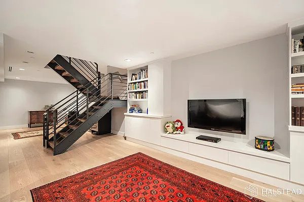 Rented by Halstead Real Estate | media 43