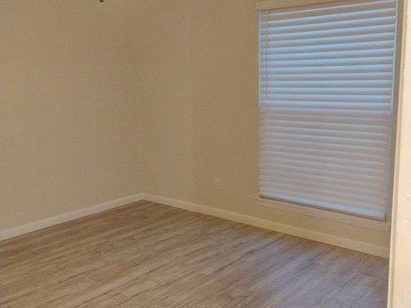 3rd image of 10508 Ashwood Dr #D