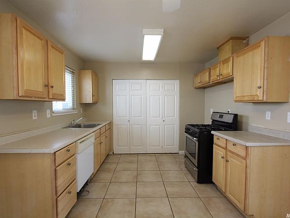 3rd image of 3926 Belden St