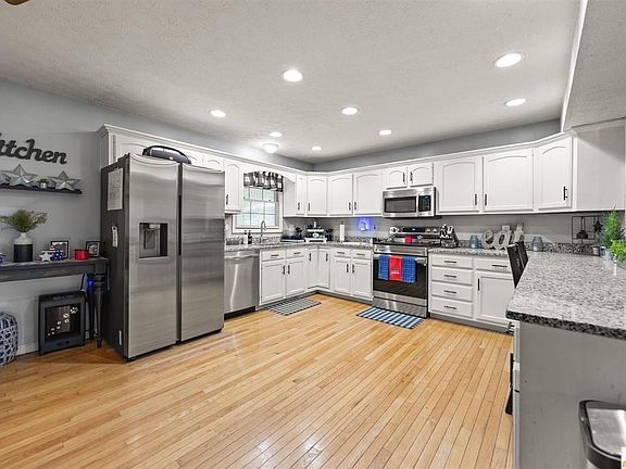 5th image of 160 Rundstrom Way