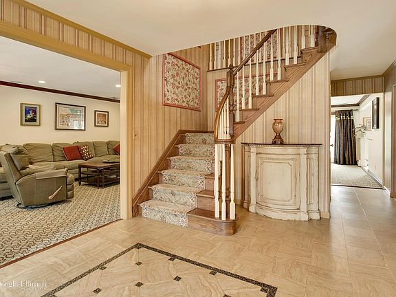 4th image of 20 Lucille Ln