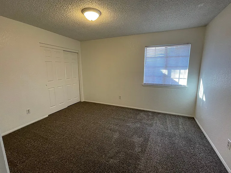 20292 Thunderbird Rd — Photo 5