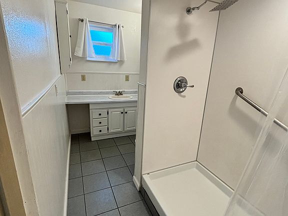 Bathroom w/walk-in shower