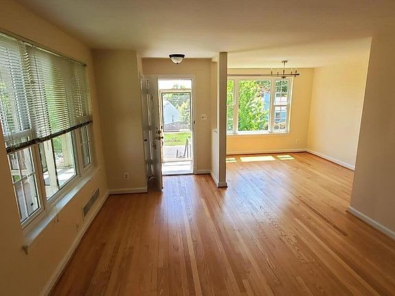 Living room looking south to front door & dinning area