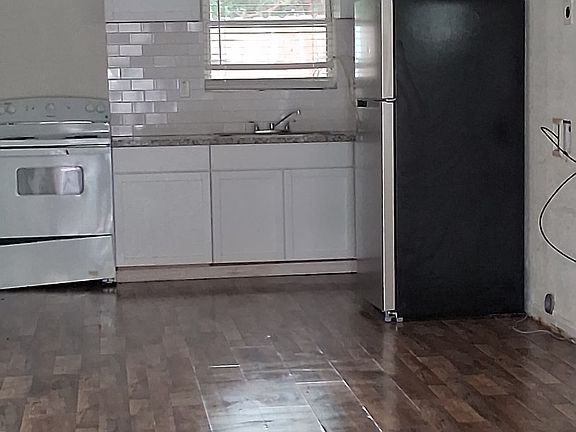 4th image of 3813 Wipprecht St APT 5
