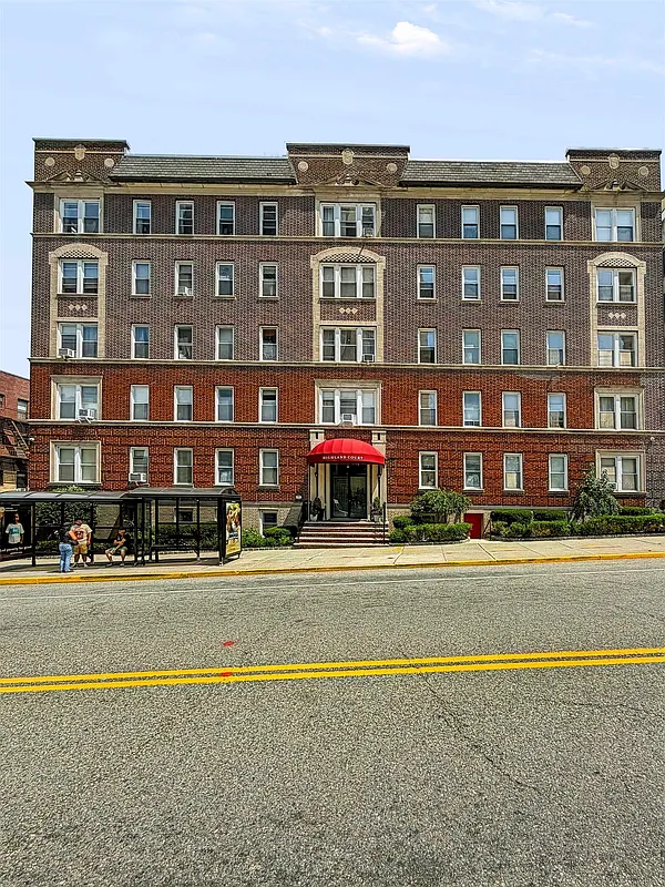 6045 Blvd East D9
