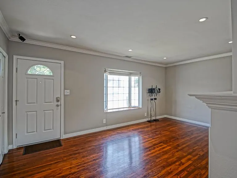 2404 Sebald Ave — Photo 7