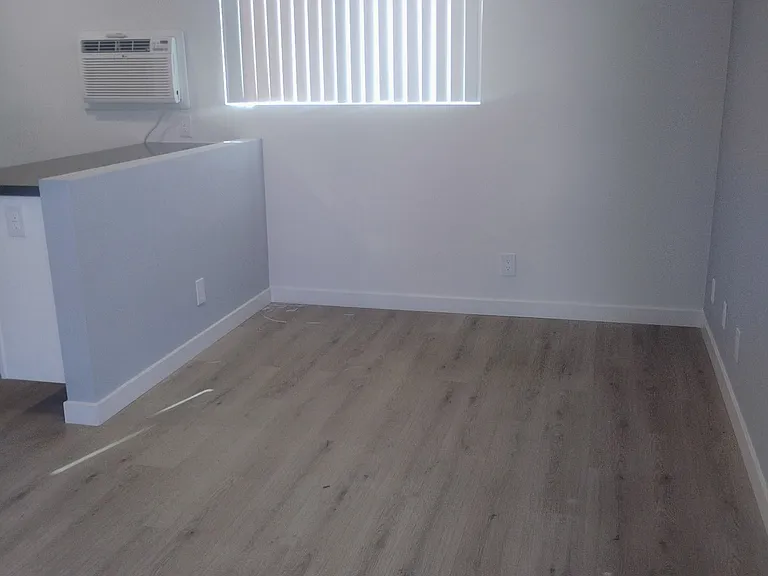 1601 N Hollywood Way — Photo 2
