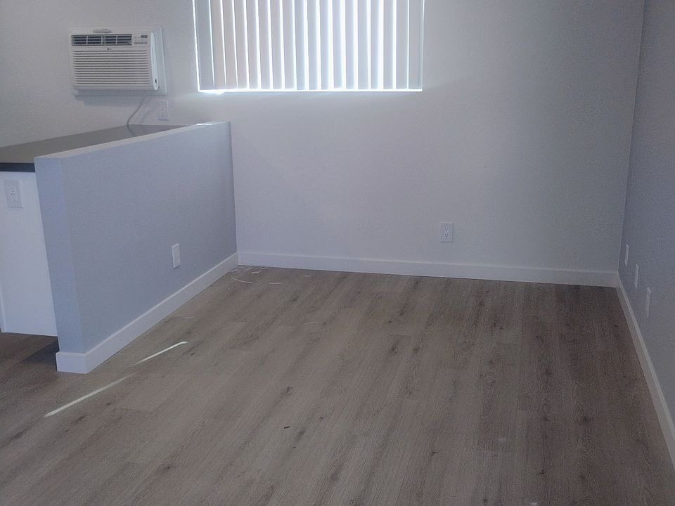 2nd image of 1601 N Hollywood Way