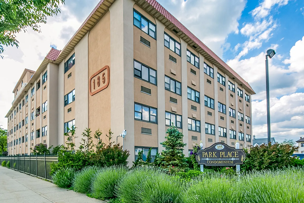Building Photo - 185 W Park Ave #209