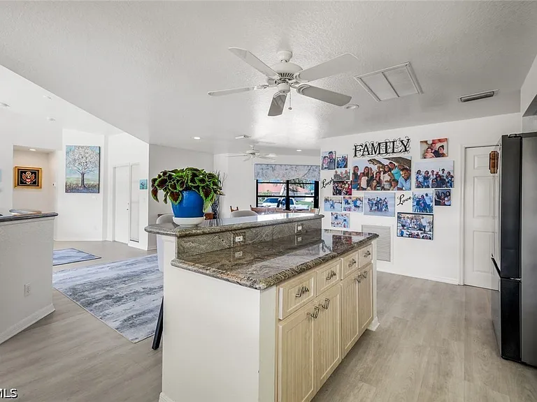 2556 SW 28th Pl — Photo 12