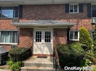 41 Edmunton Dr APT E18, North Babylon, NY 11703