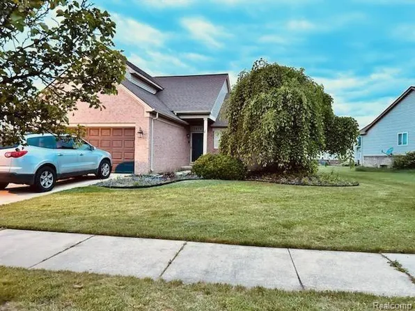 5872 Crystal Lake Dr, Romulus, MI 48174