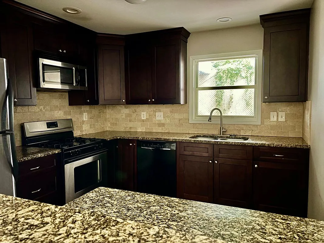 3 bed, 2.0 bath, 1451 sqft, $1,900 — Photo 2