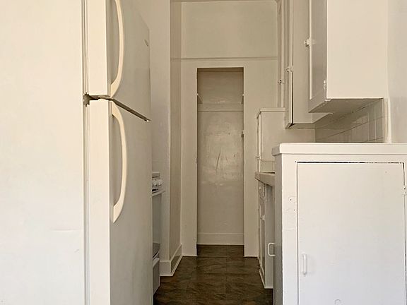 3rd image of 1621 N Mariposa Ave #100