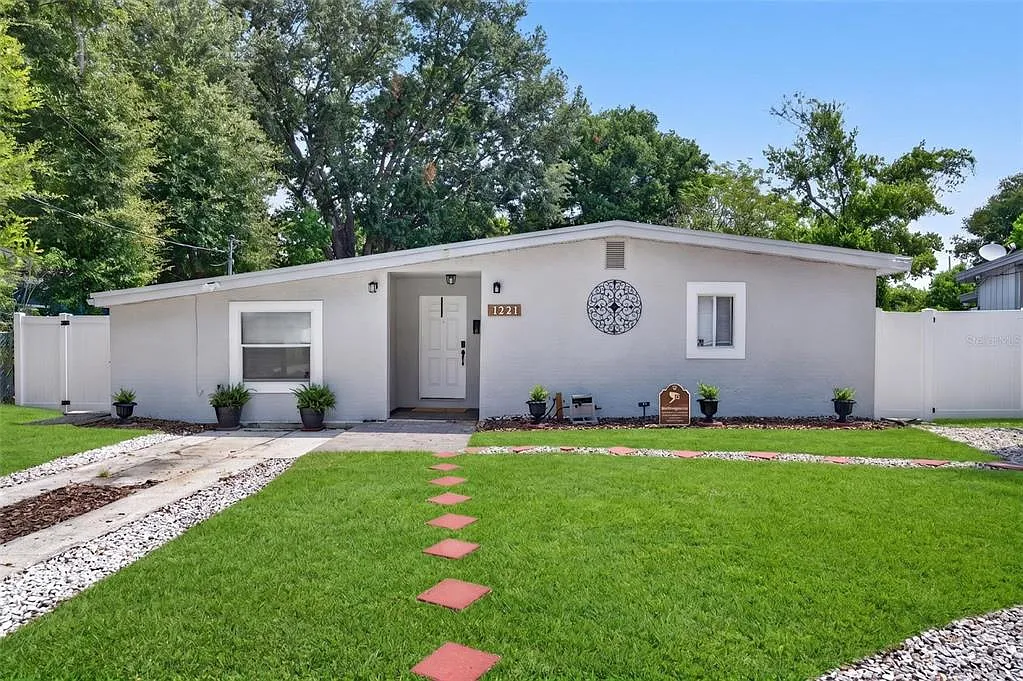 3 bed, 2.0 bath, 1318 sqft, $2,300 — Photo 1