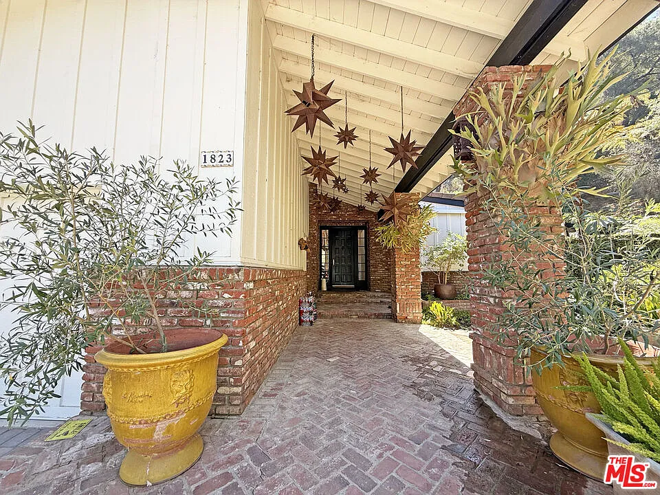 4 bed, 3.0 bath, 3217 sqft, $18,000 — Photo 2