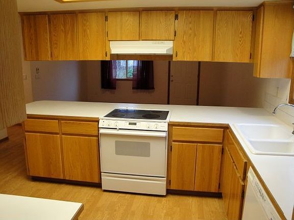 Upgraded appliances=flat-top stove and quiet run dishwasher