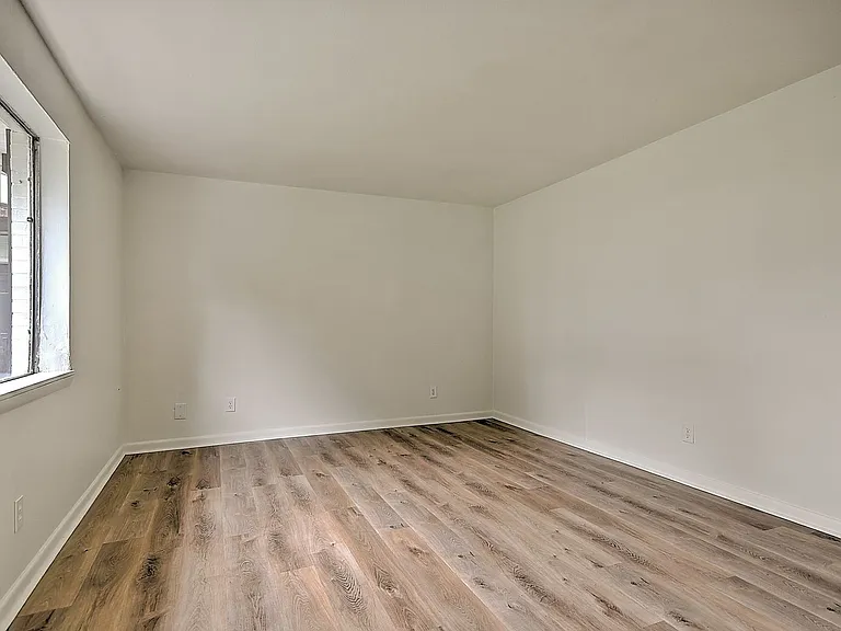 718 W G St — Photo 16