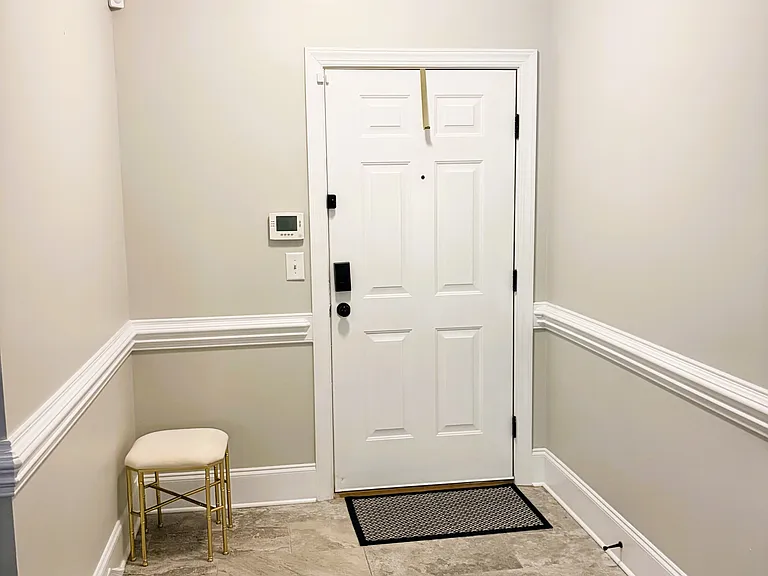 Foyer to entrance