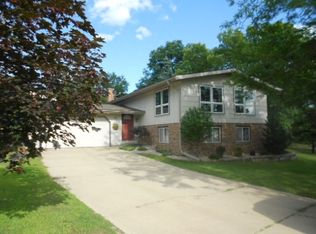 829 Parkview Ct, Portage, WI 53901