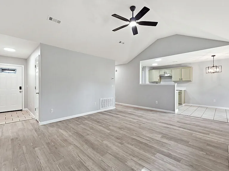 203 Green Acres St — Photo 3